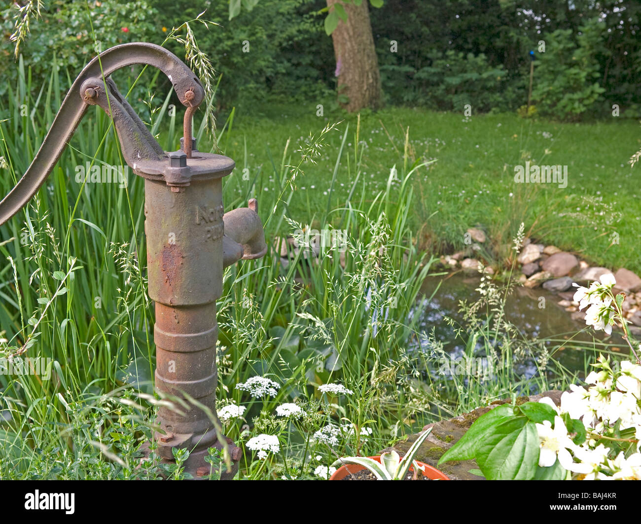 Ancienne pompe à eau dans un jardin d'une maison à Clèves en Rhénanie du  Nord-Westphalie Allemagne Photo Stock - Alamy