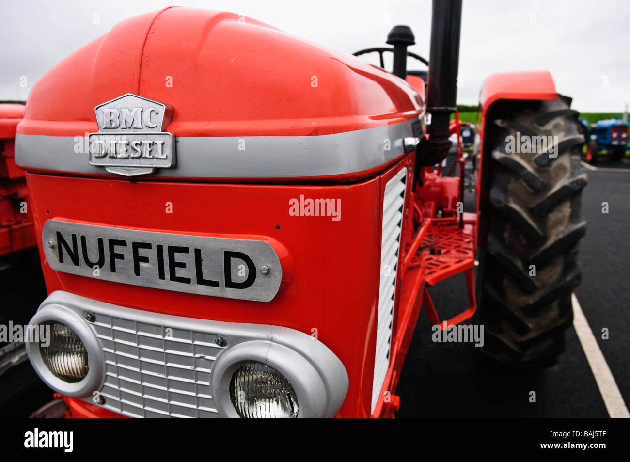Avant d'un tracteur agricole rouge vintage Nuffield Banque D'Images