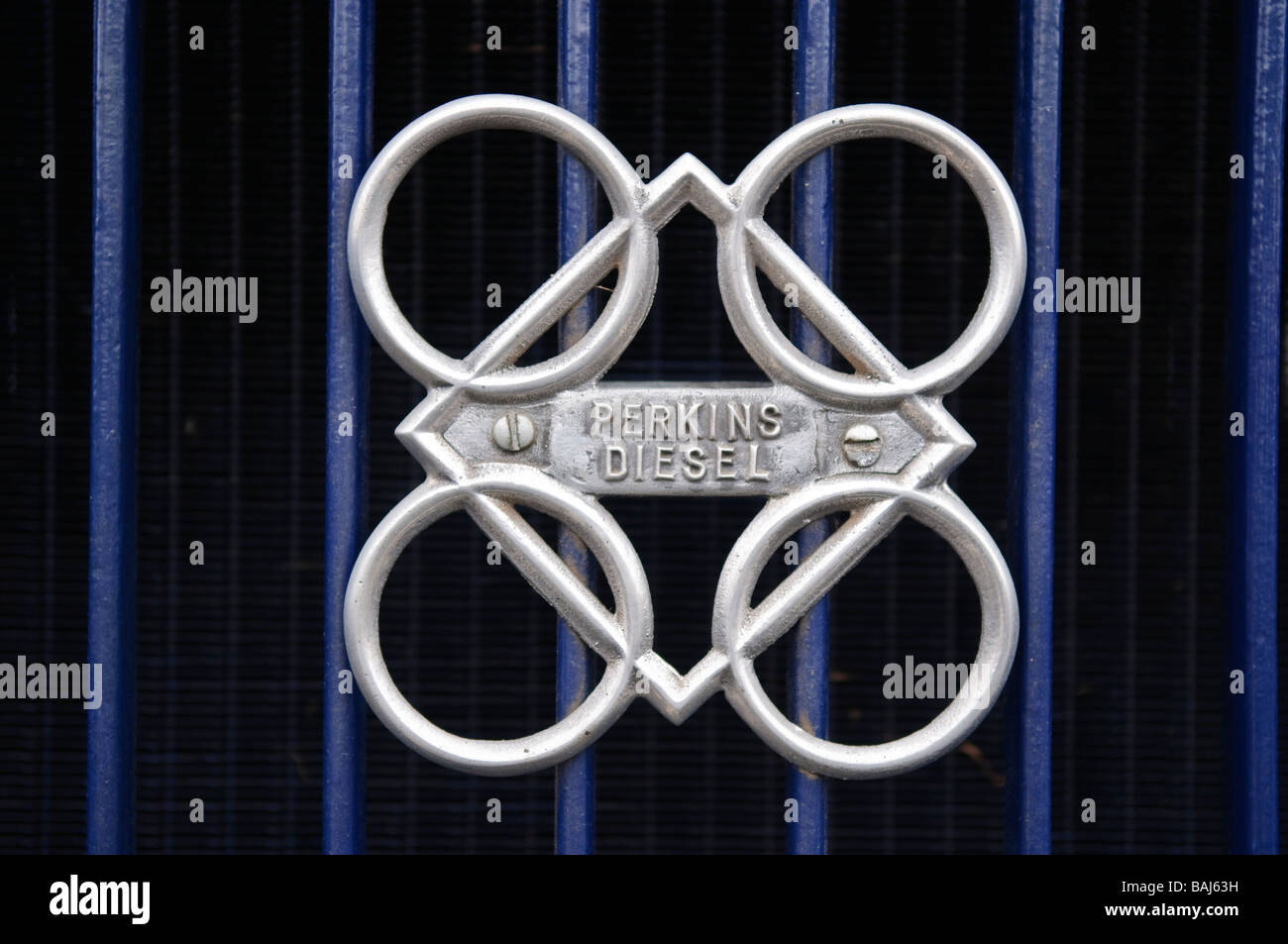 La calandre d'un vintage bleu Fordson tracteur agricole avec un Diesel Perkins badge. Banque D'Images