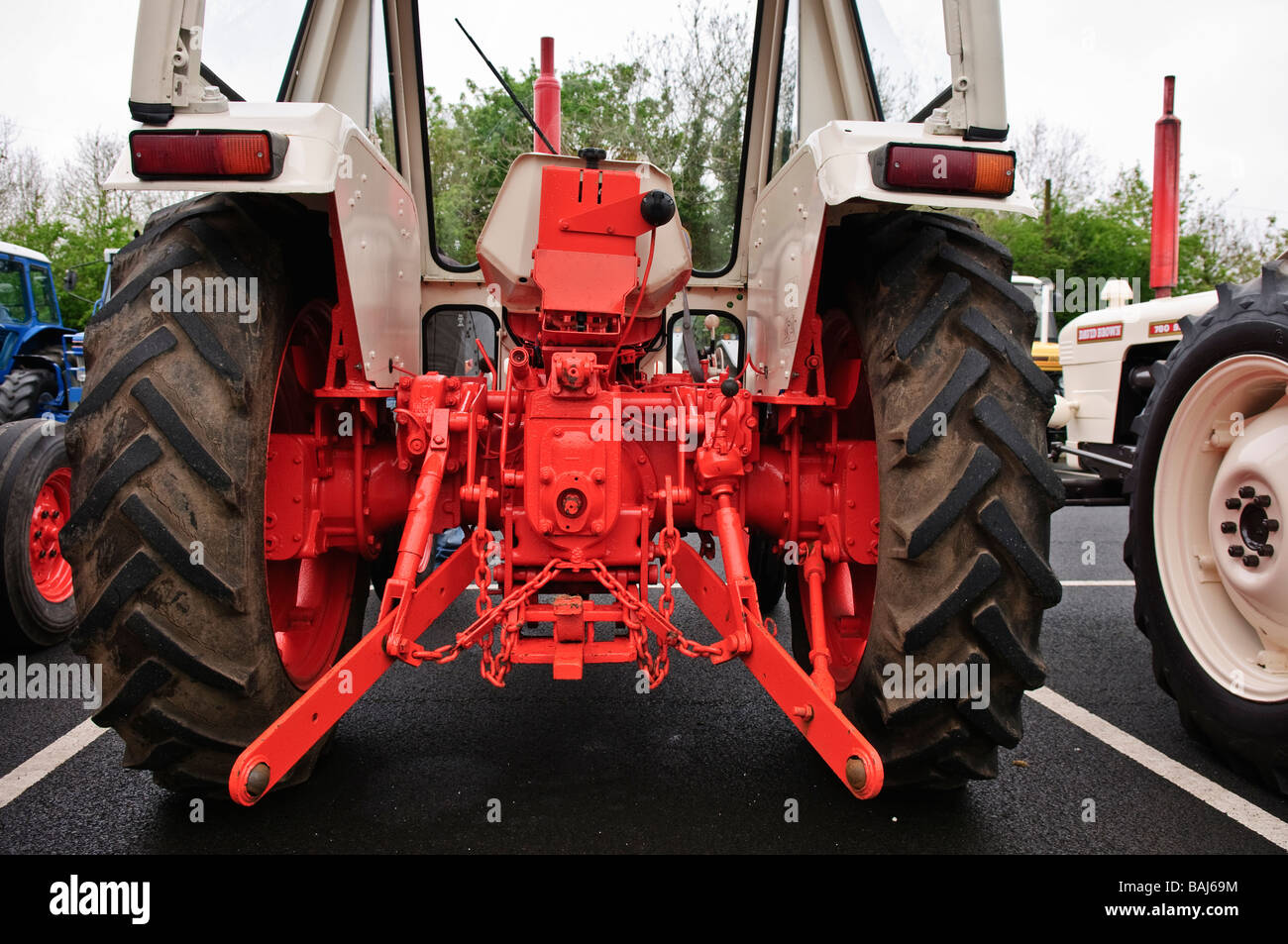 Arrière d'un tracteur de ferme d'époque montrant les pneus, attelage et prise de force Banque D'Images