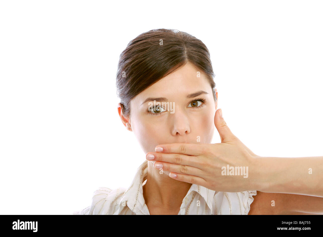 Jeune femme couvrant la bouche avec la main Banque D'Images