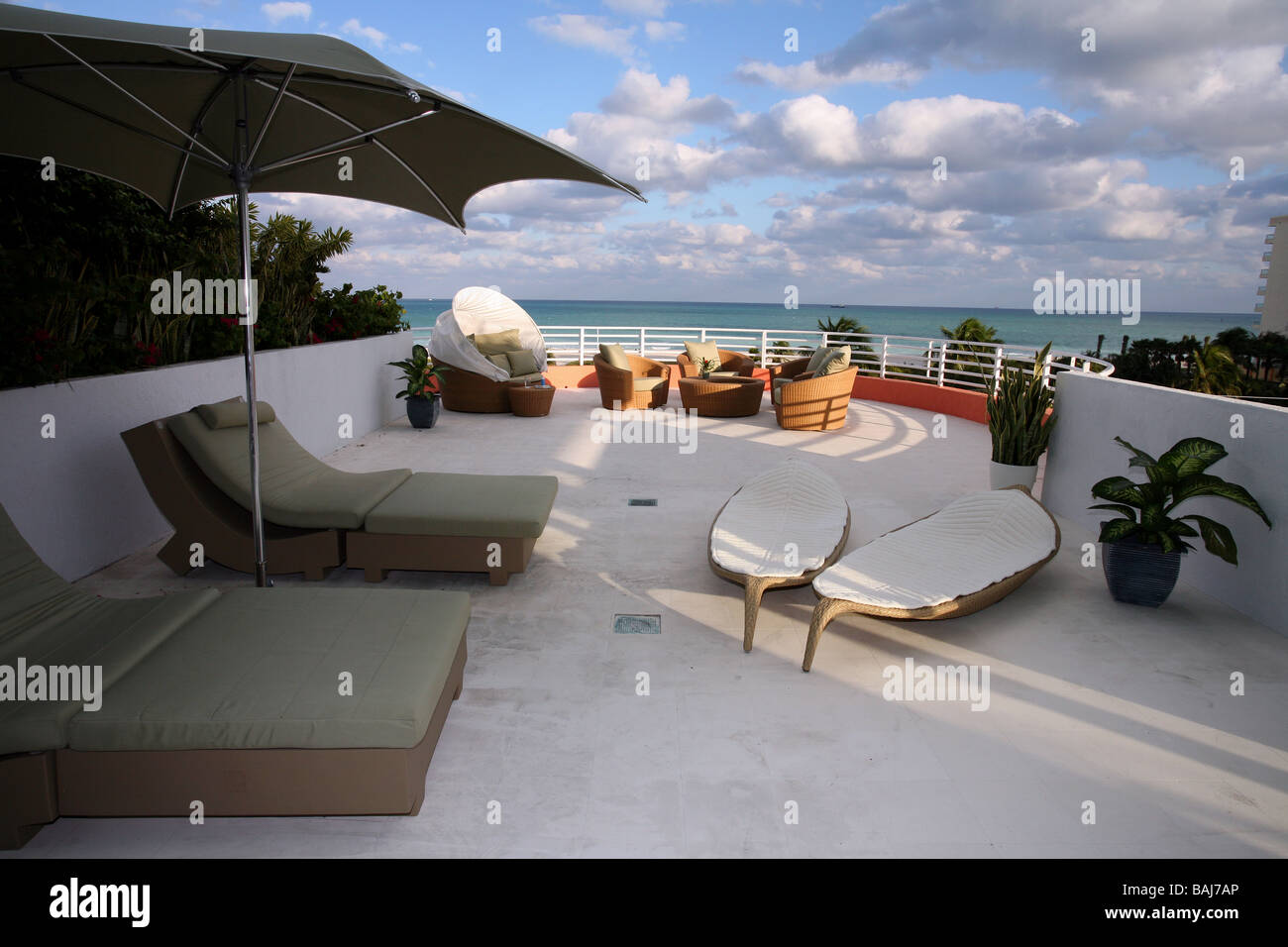 South beach penthouse balcon avec mobilier moderne Banque D'Images