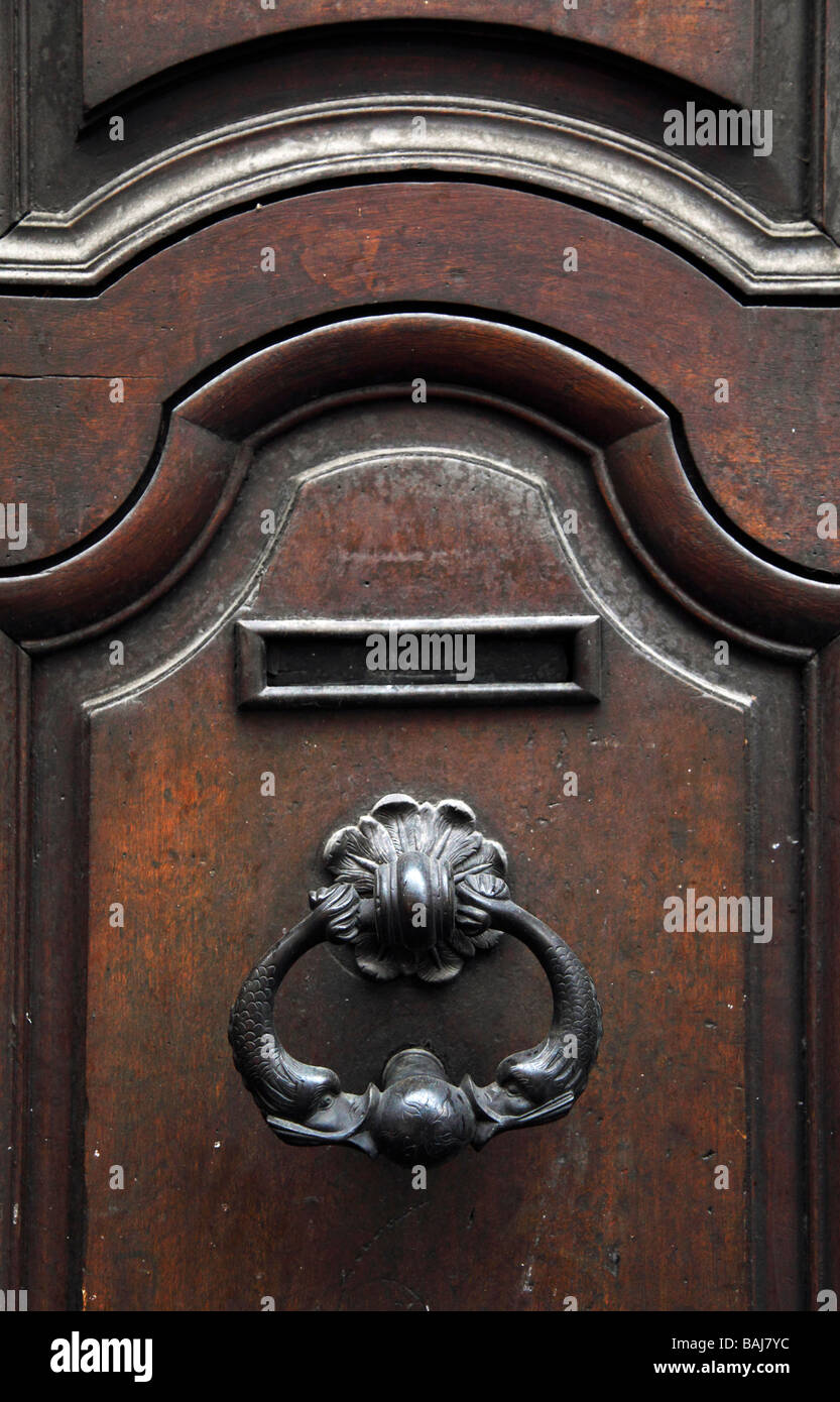 Porte avant, heurtoir en laiton Banque D'Images