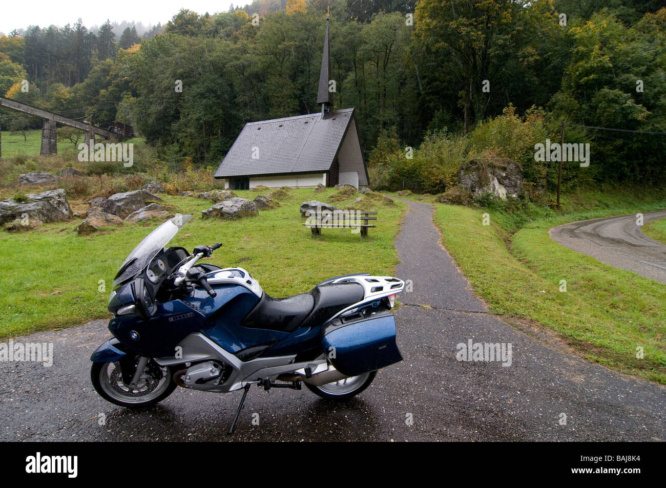 Moto garée devant un peu de Forêt Noire Allemagne Photo Stock - Alamy