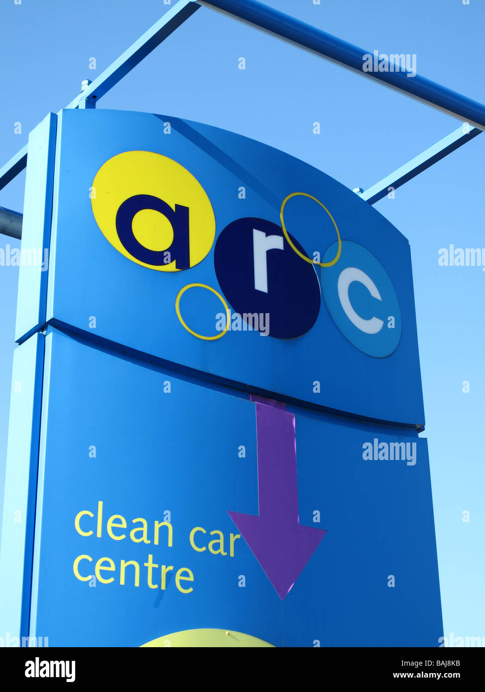 Un arc de centre de lavage de voiture dans une ville du Royaume-Uni. Banque D'Images