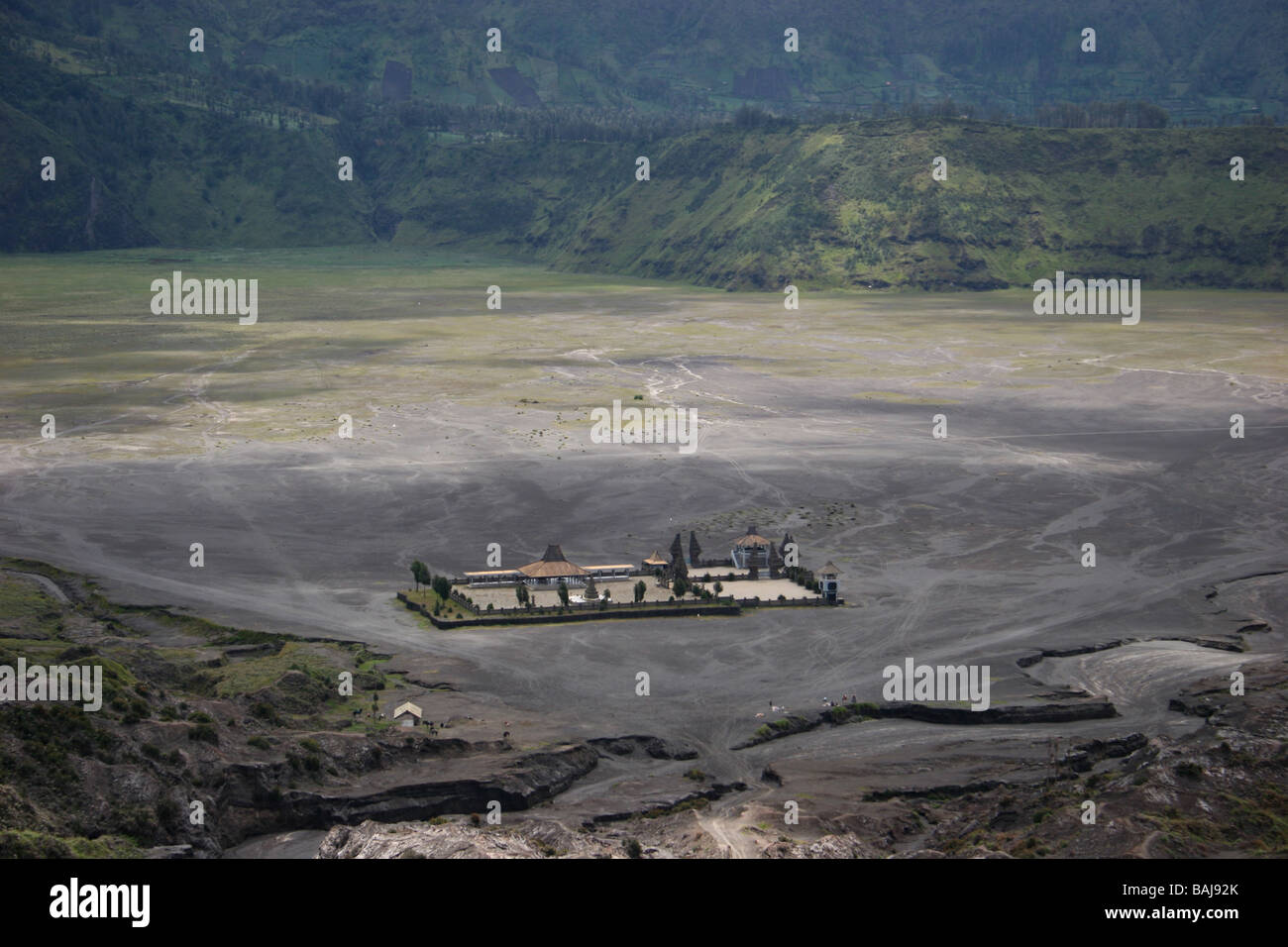 Paysage volcanique du Mont Bromo et antique temple hindou en Indonésie Banque D'Images