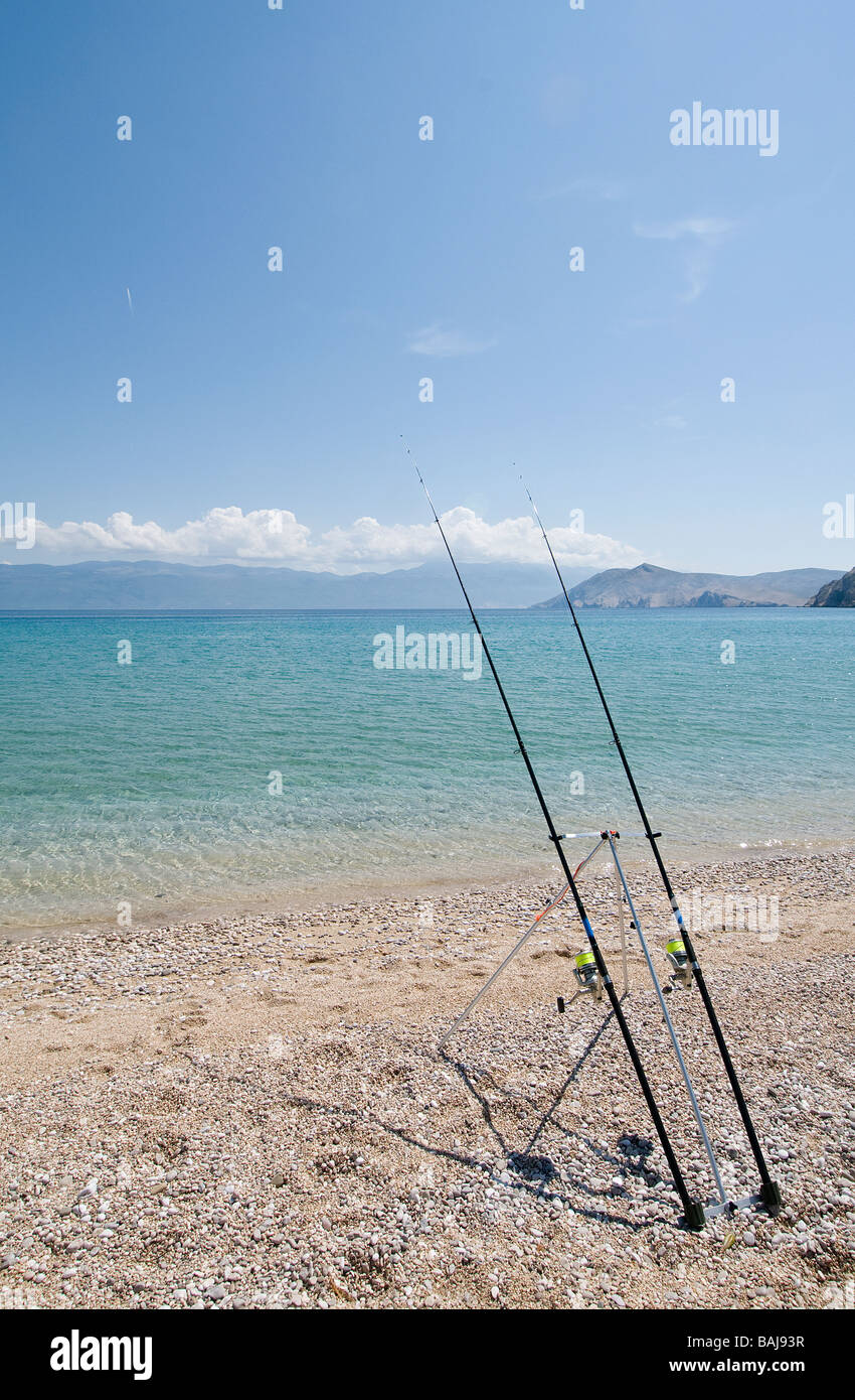 Des cannes à pêche sur la plage Banque D'Images