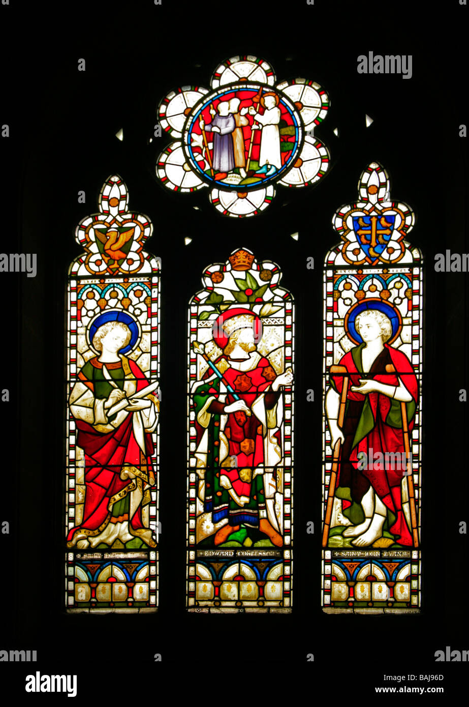 Un vitrail St Edward's Church, Leek, Staffordshire, représentant les saints : St John, Edward le Confesseur, St John l'évangéliste Banque D'Images