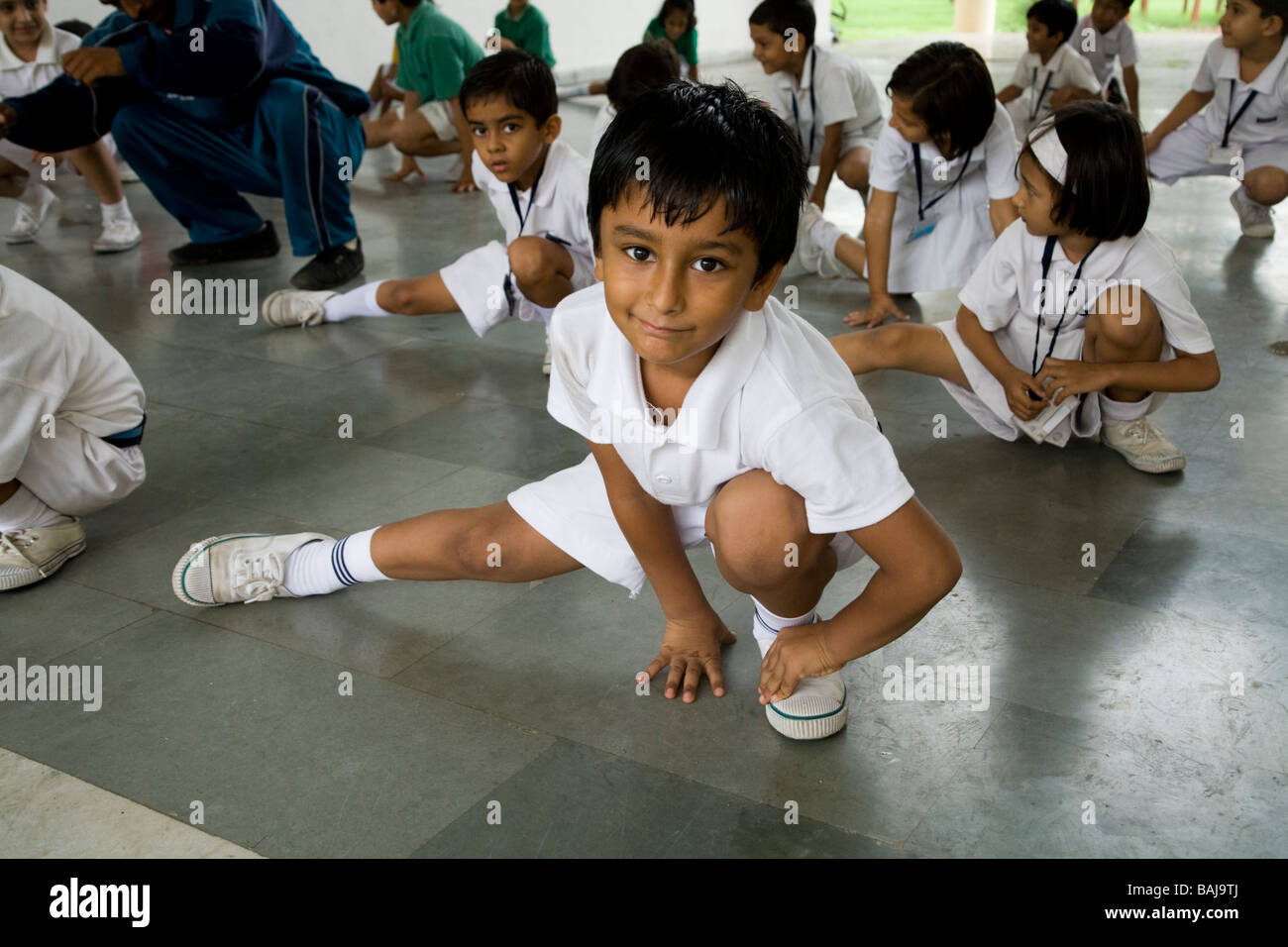 Les enfants d'une classe d'exercice à l'école à Hazira, près de Surat. Le Gujarat. L'Inde Banque D'Images