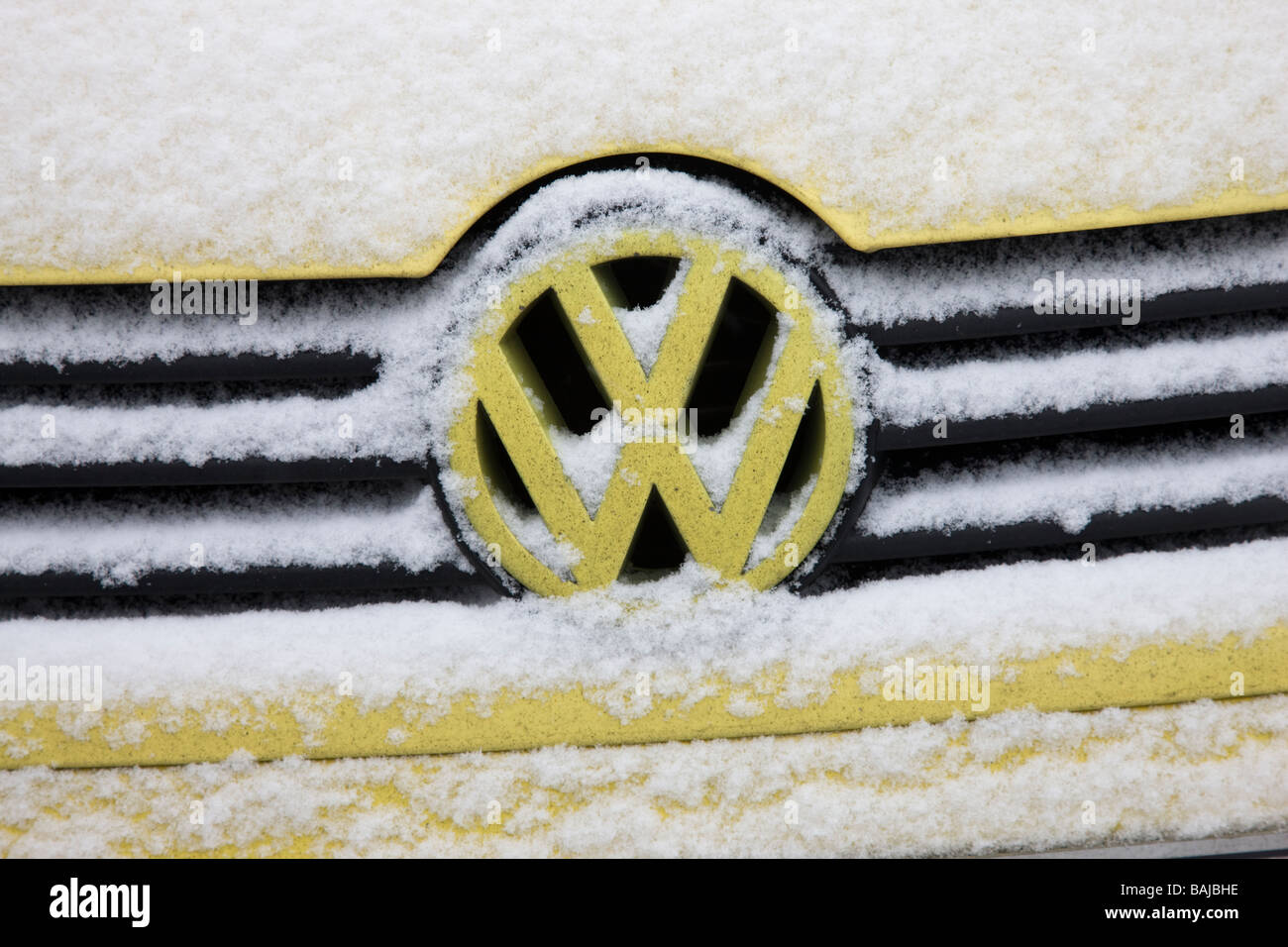 Badge de radiateur Volkswagen recouvert de neige et de glace Banque D'Images