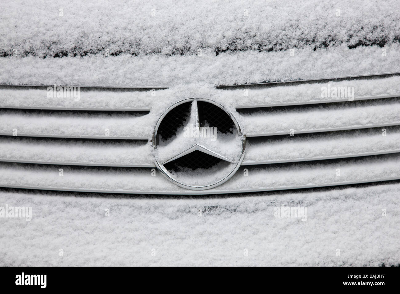 Radiateur Mercedes insigne recouvert de neige et de glace Banque D'Images