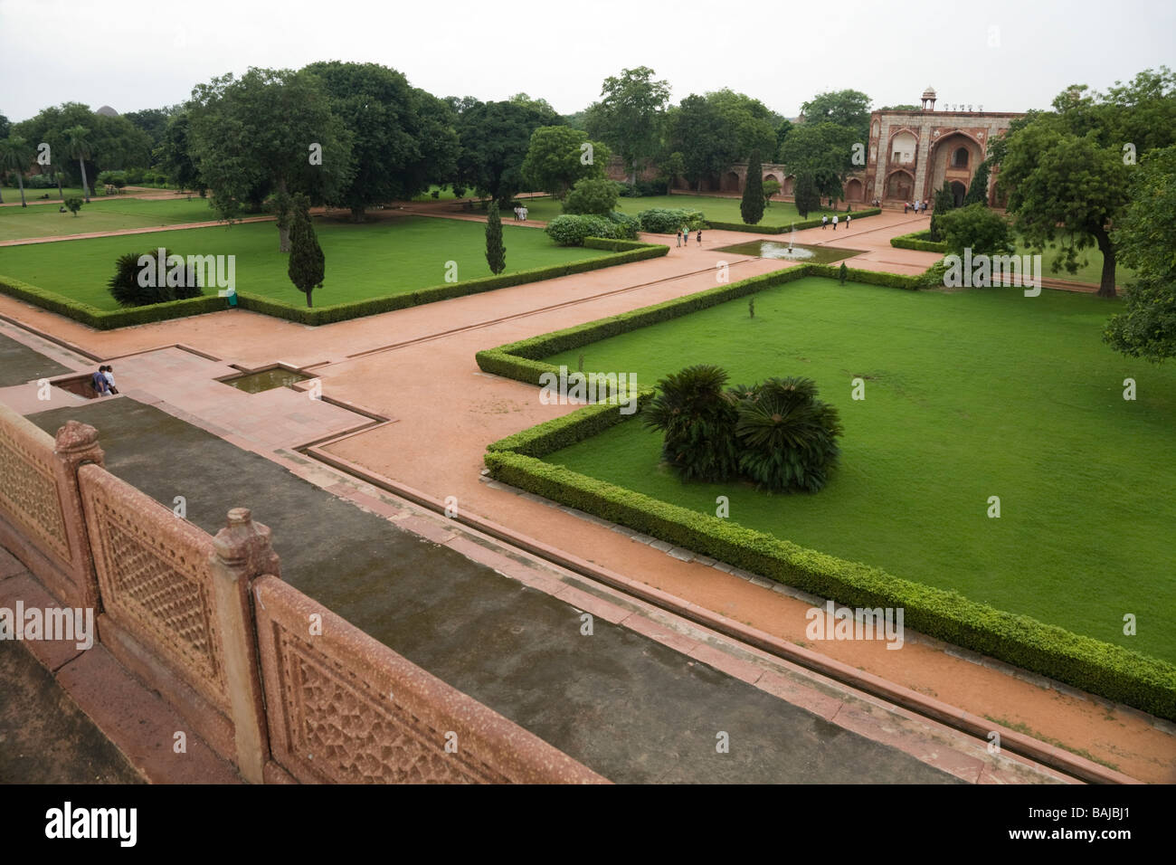 Jardin formel du tombeau de l'Empereur Humayun (Humayuns tomb) vu de la tombe d'un balcon. Delhi, Inde. Banque D'Images
