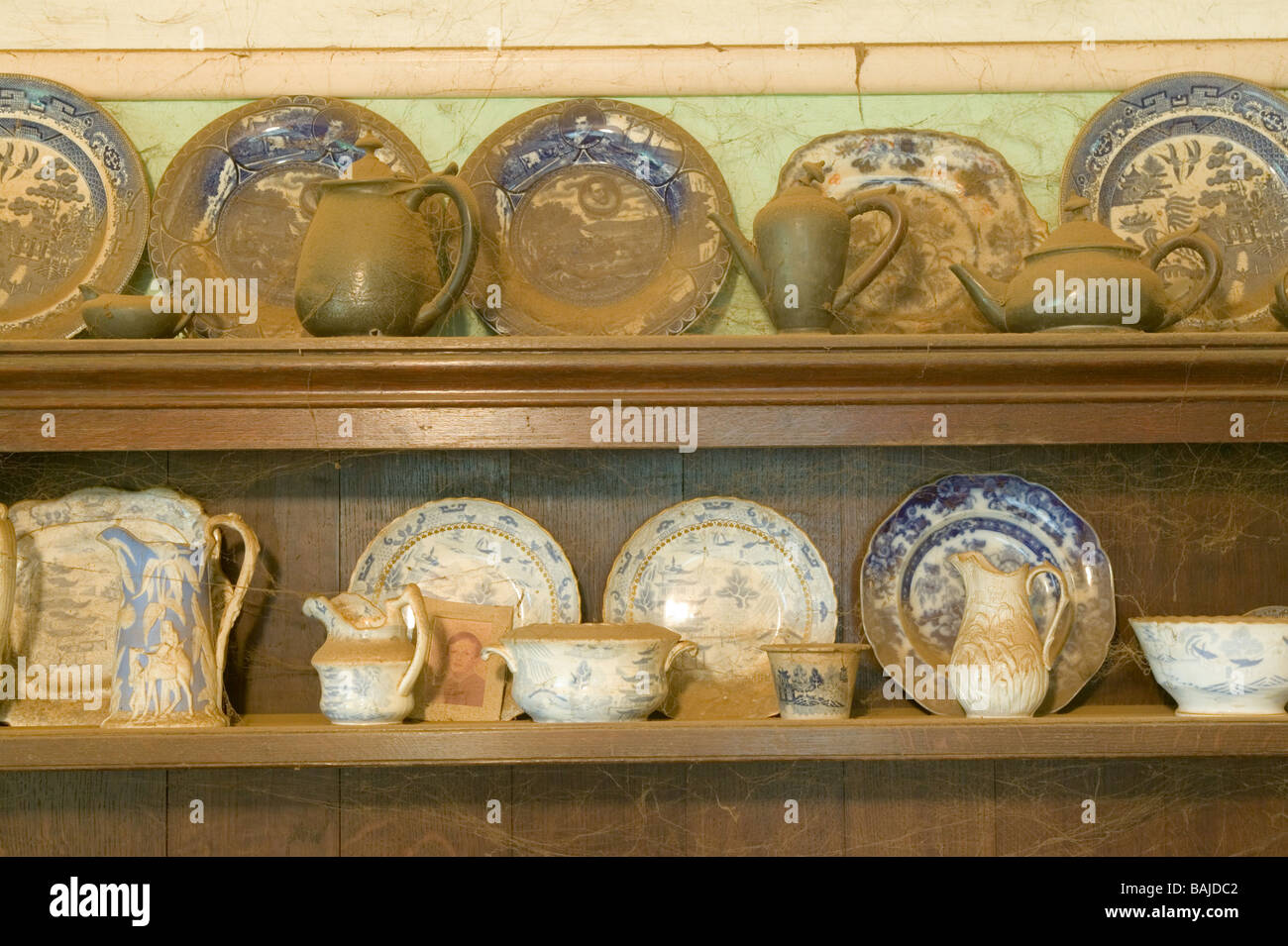 Un tiroir de la porcelaine et des plaques de métal, pichets, tasses etc. couverts dans une épaisse couche de poussière. Chambre pas nettoyée pendant 20 ans Banque D'Images