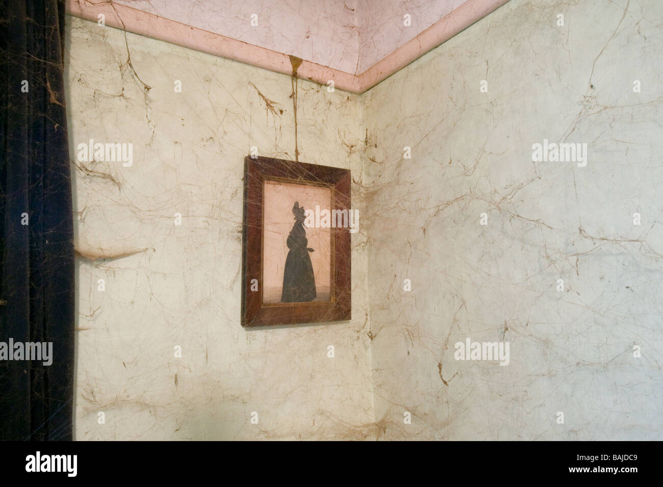 Une photo encadrée accrochée au mur dans la chambre appartenant à un seul vieil homme qui n'a pas dépoussiéré depuis plus de 20 ans Banque D'Images