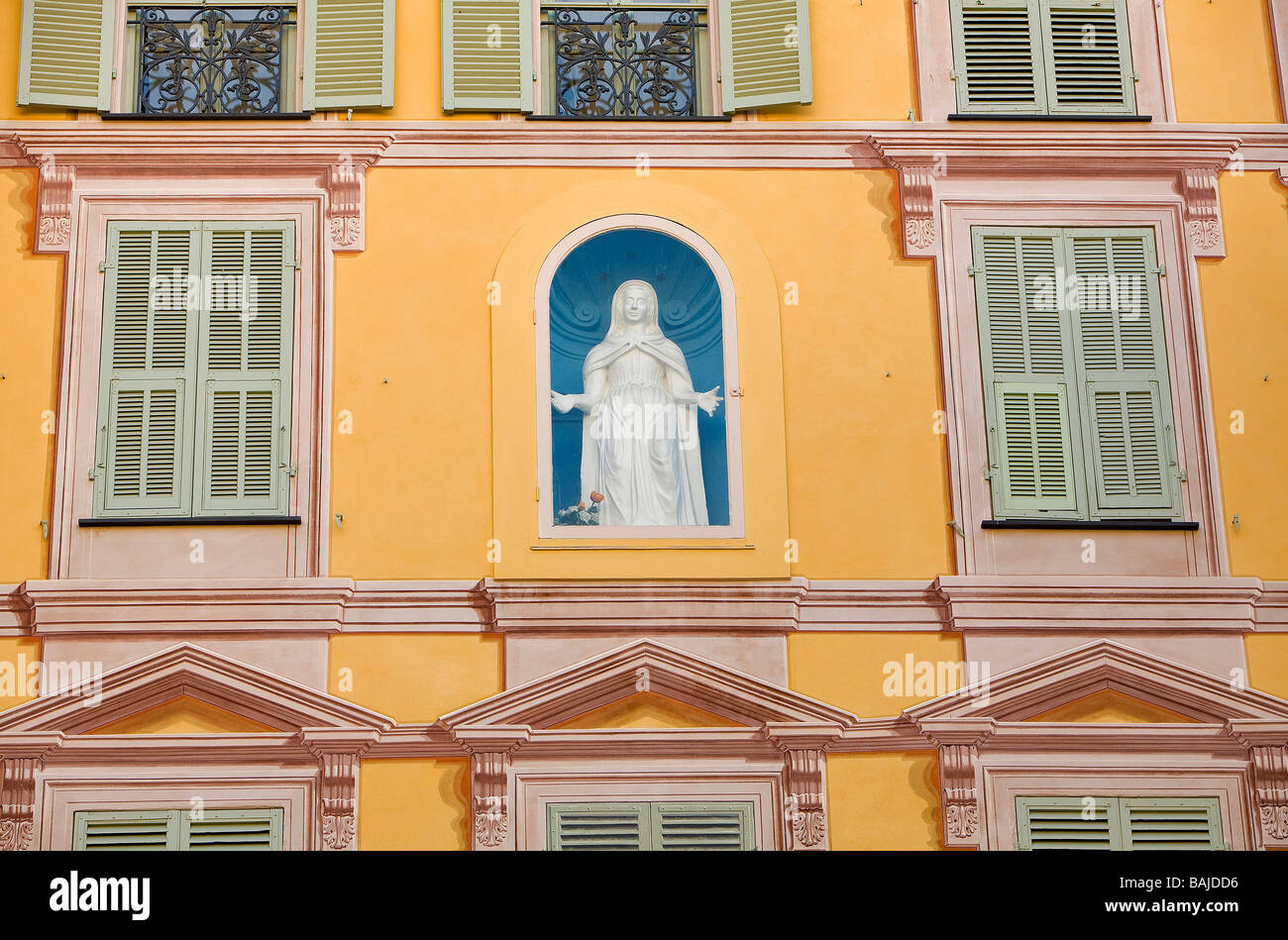 France, Alpes Maritimes, Menton, Place du capuchon (CAP square) Banque D'Images