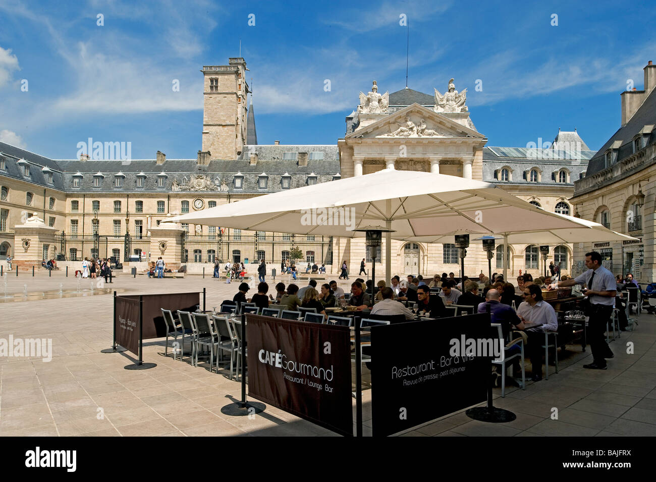 Restaurants Place De La Liberation Dijon France, Côte d'Or, Dijon, Palais des Ducs et le café sur la Place de la  libération (Place de la libération Photo Stock - Alamy