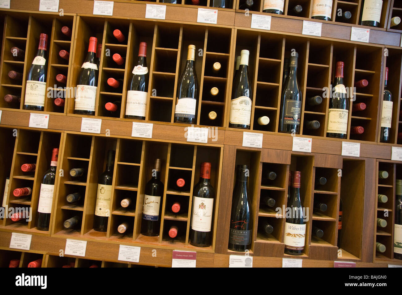 Casier à vin supermarché montrant une gamme de bouteilles de vin à vendre  Photo Stock - Alamy