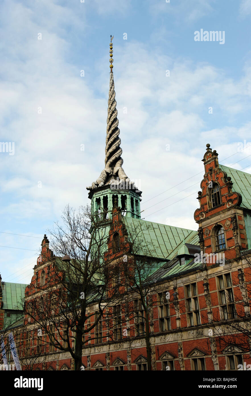 Twisted spire au sommet d'un bâtiment Banque D'Images