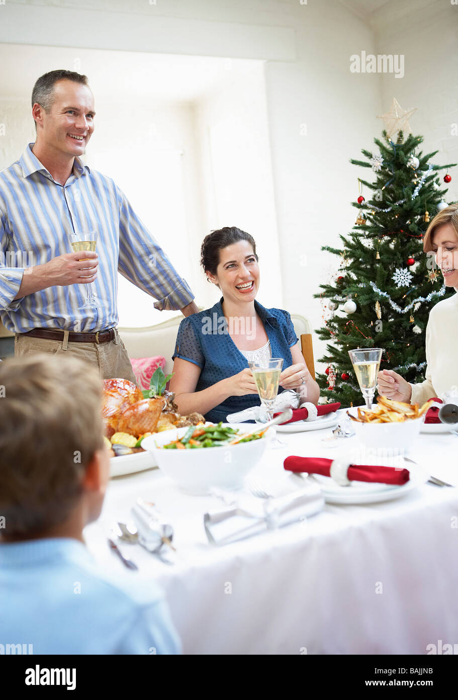 Famille à table au dîner de Noël Banque D'Images