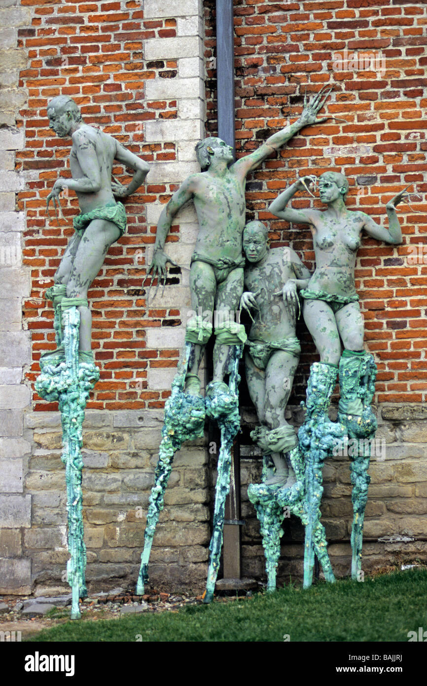 Belgique, Bruxelles, gare de la Chapelle, la performance artistique (alive) statue de la Tournemine compagnie au Recyclart Banque D'Images