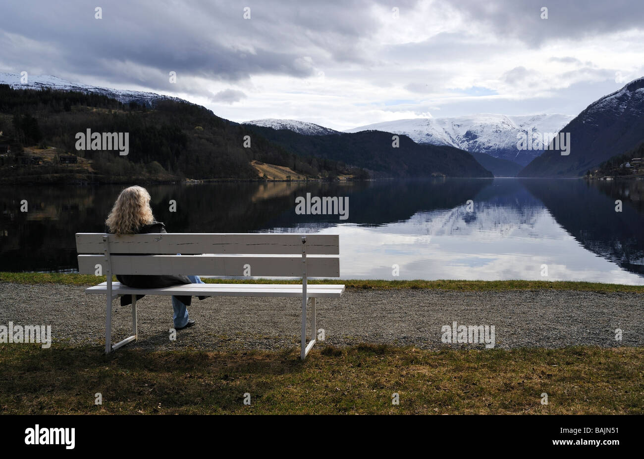 Femme assise sur un banc, profitant de la vue, Wallonie, Norvège Banque D'Images