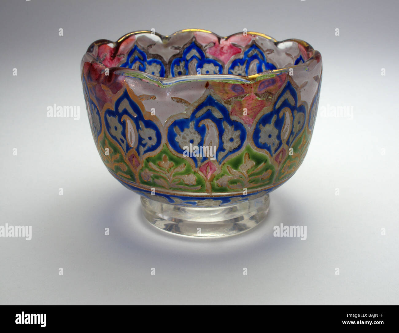 L'émail et perse islamique antique bol en verre vers 1900 Banque D'Images