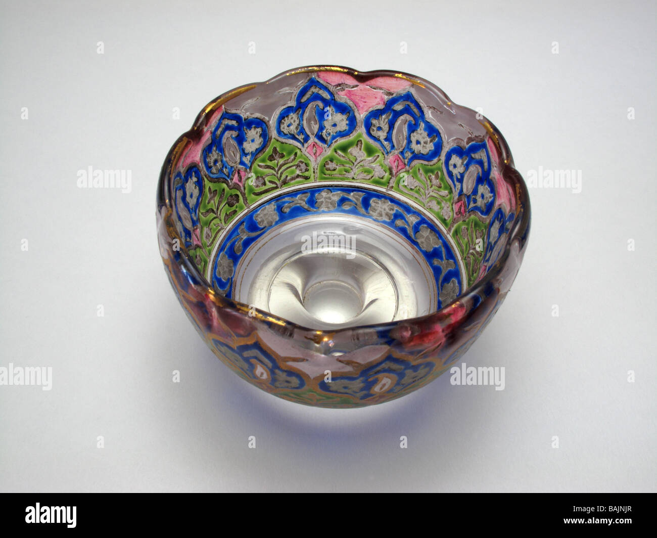 L'émail et perse islamique antique bol en verre vers 1900 Banque D'Images
