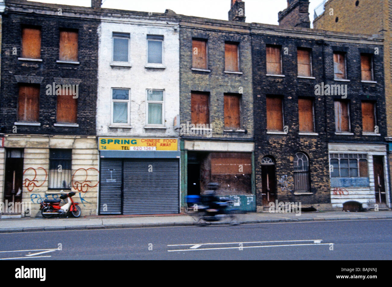 Des maisons mitoyennes vides s'embarquent dans le sud de Londres, en Angleterre Banque D'Images