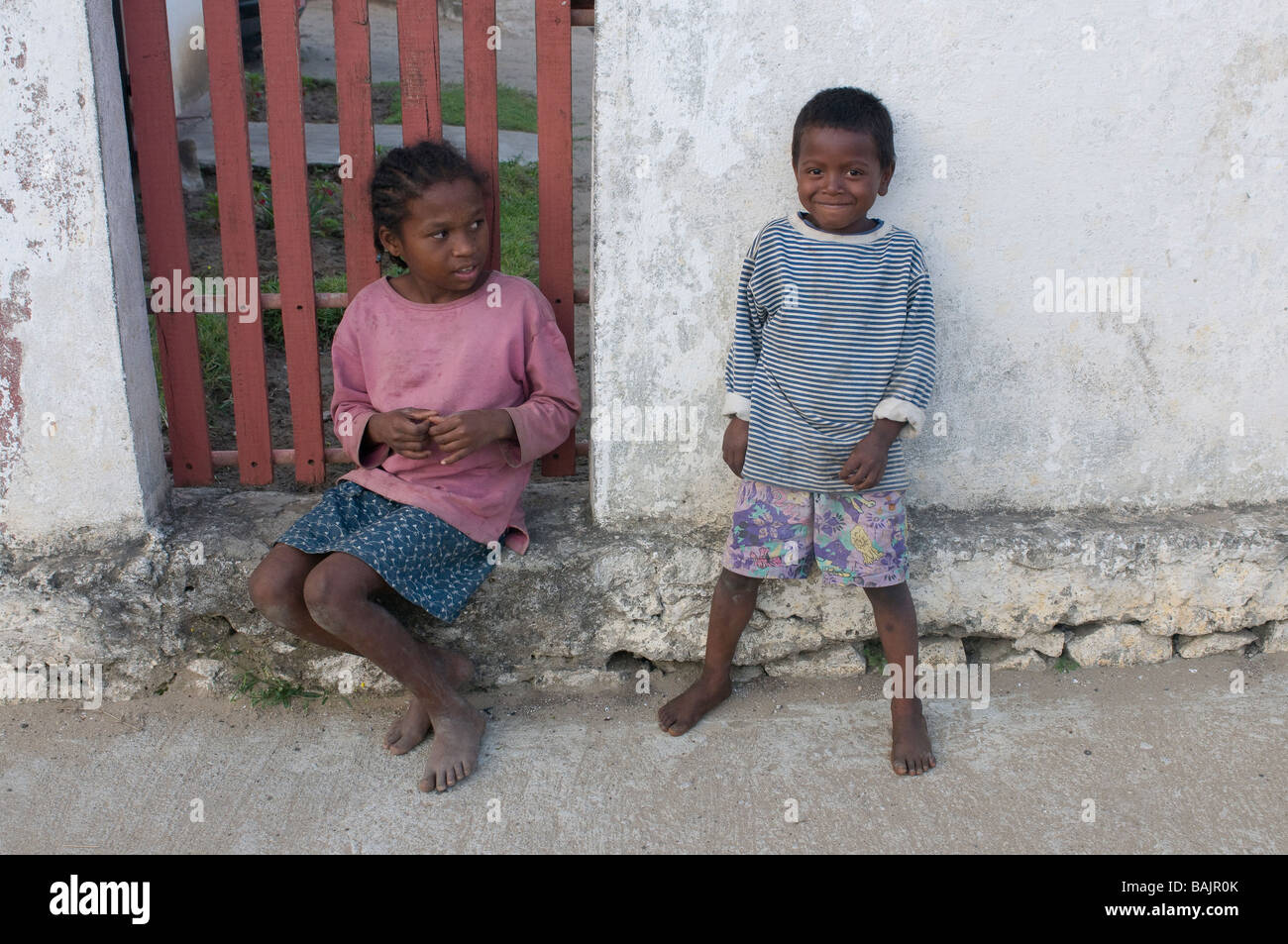 Les jeunes frère et sœur Fort Dauphin Taolagnaro Madagascar Afrique Banque D'Images