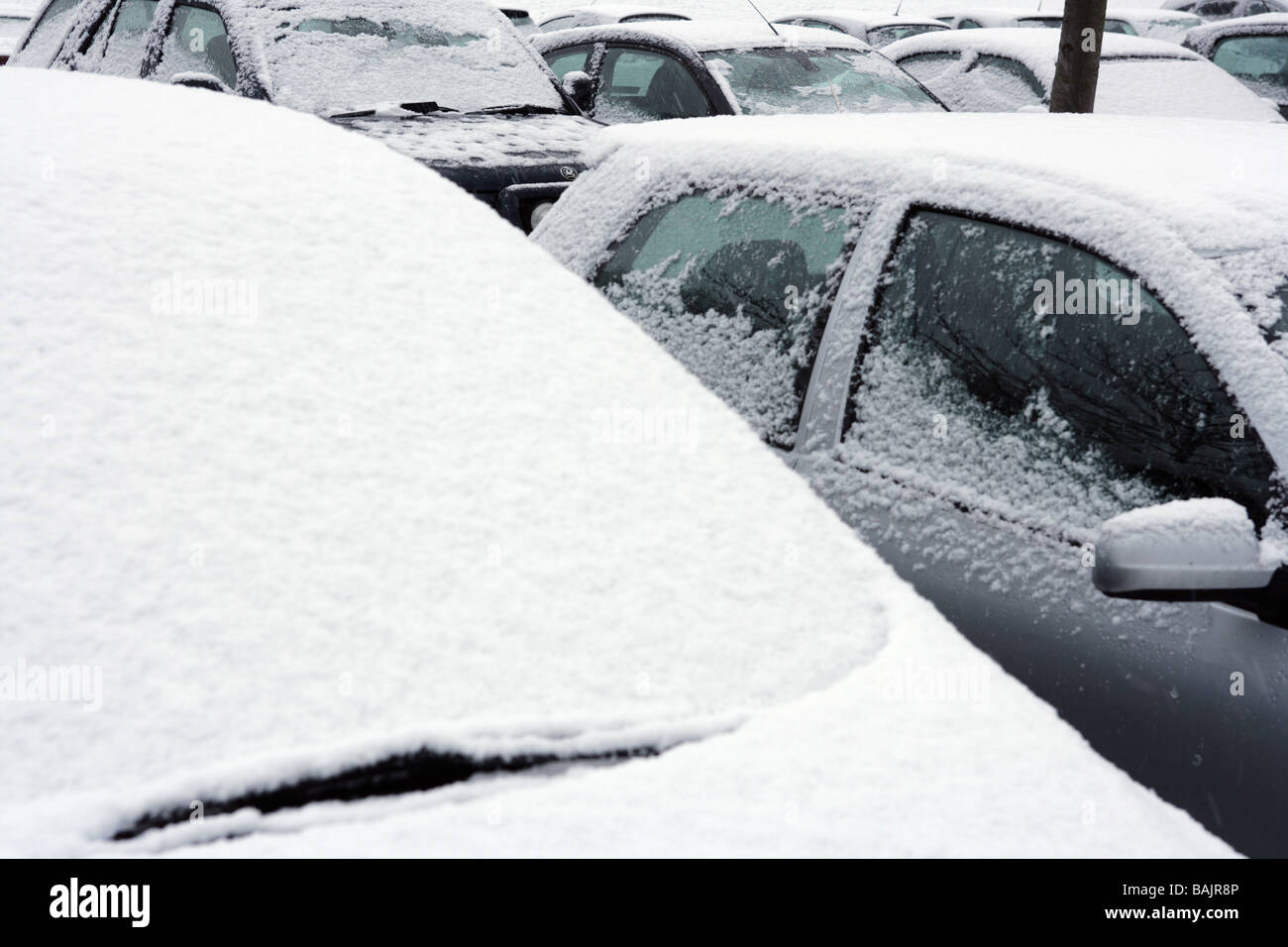 Voitures en stationnement couvert de neige Banque D'Images