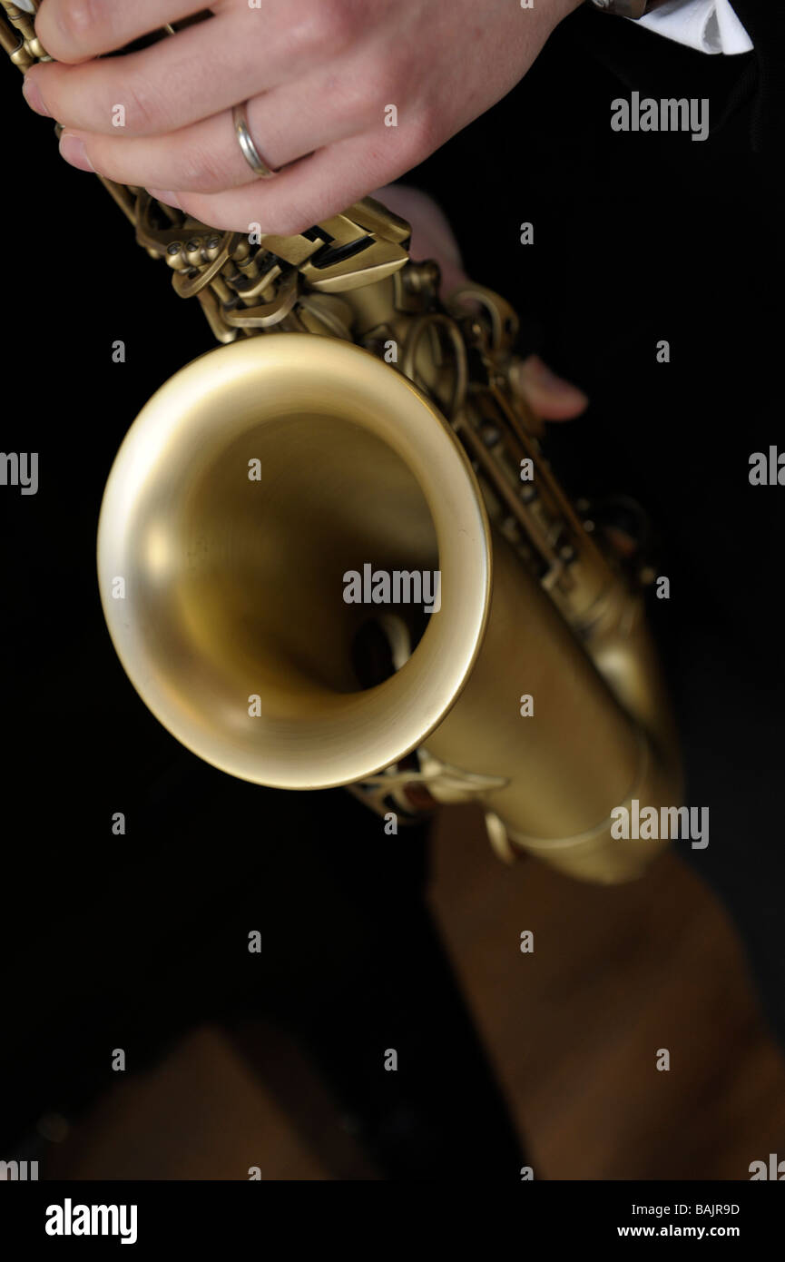 Close-up de saxophone alto joué Banque D'Images
