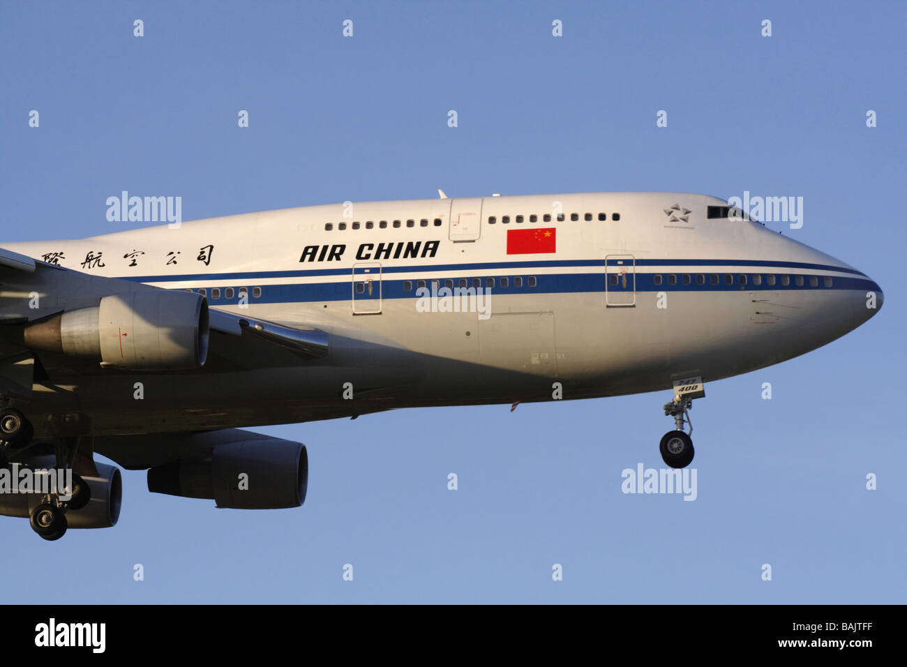 Air China Boeing 747-400 jumbo jet avion arrivant à l'aube. Vue en gros plan. Banque D'Images