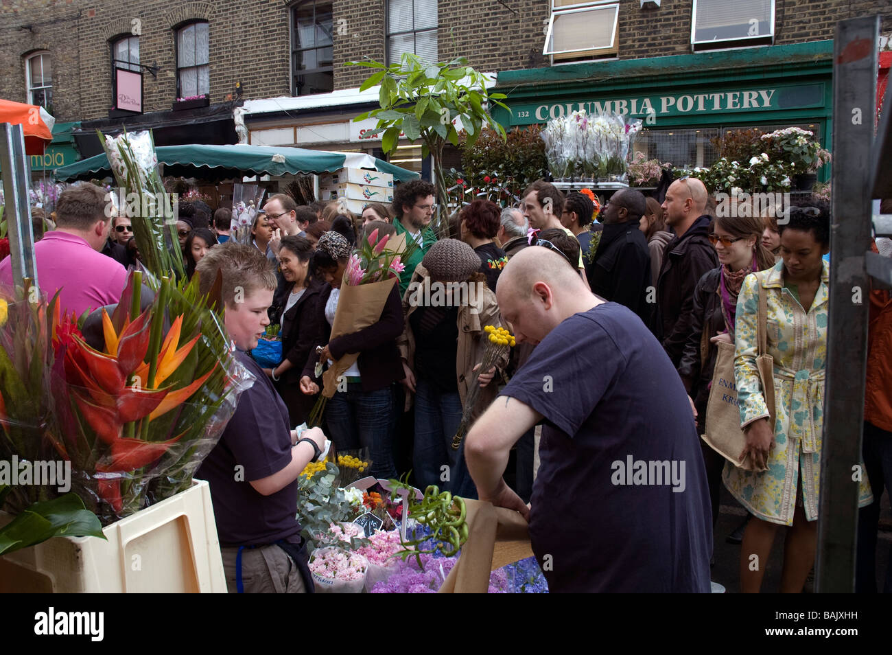 Les habitants et les visiteurs à la Columbia Rd Dimanche Marché aux Fleurs London England Banque D'Images
