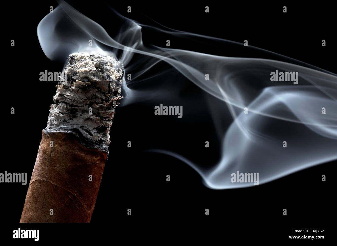 Noir de fumée de cigare Banque D'Images