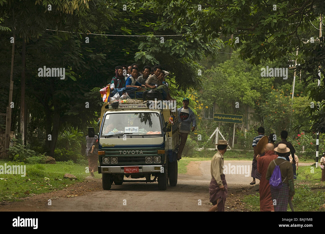 Myanmar (Birmanie), Mandalay Division, Kanzatkon, camion converti dans un taxi collectif surchargé de croyants à revenir Banque D'Images
