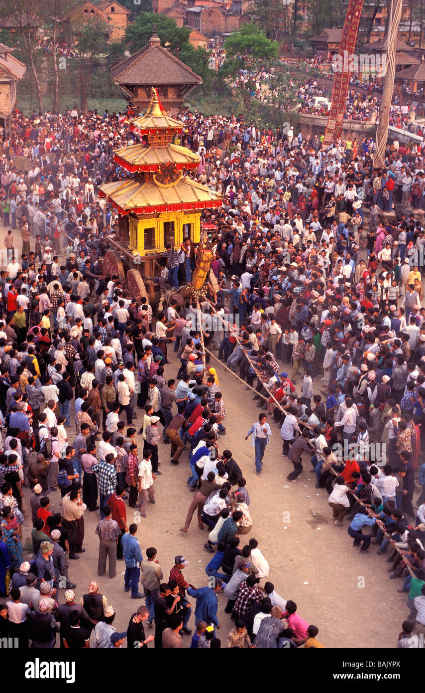 La vallée de Katmandou, Népal, Festival Bisket Jatra, procession et flottante entourée par la foule Banque D'Images