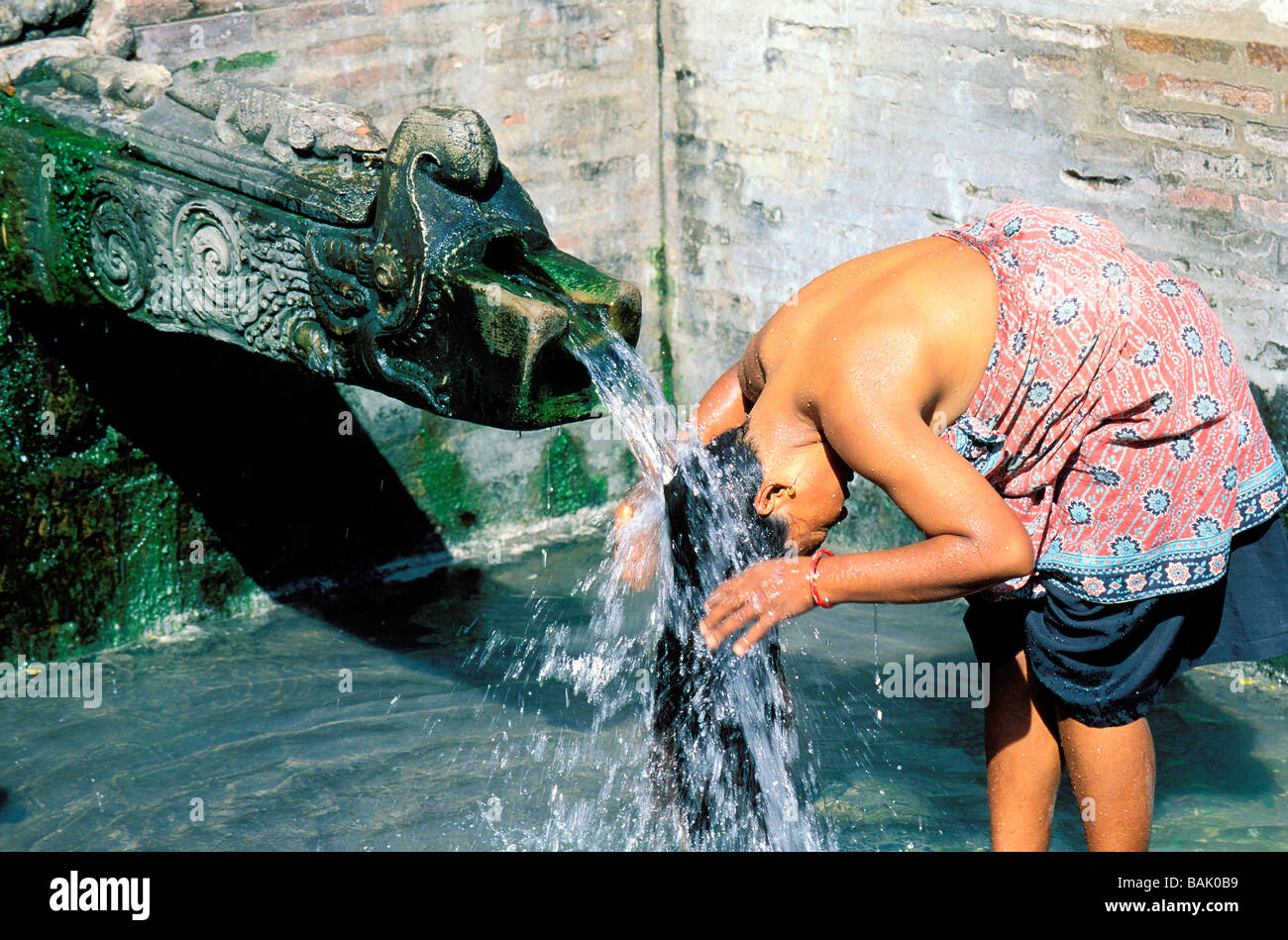 Au Népal, la vallée de Katmandou, Lalitpur, Zone Bagmati, Patan District, dans une fontaine femme lave Banque D'Images