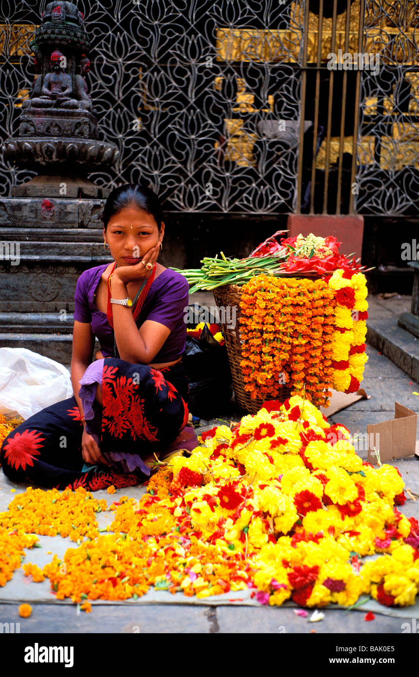La vallée de Katmandou, Népal, Zone Bagmati, Katmandou, Temple bouddhiste à Asan Tole, vendeuse de fleurs pour les offrandes Banque D'Images