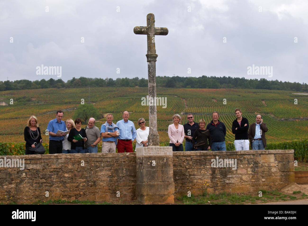 Vignoble la croix de pierre groupe de visiteurs de la Romanée Conti Romanée retour à la vosne-romanée cote de nuits bourgogne france Banque D'Images