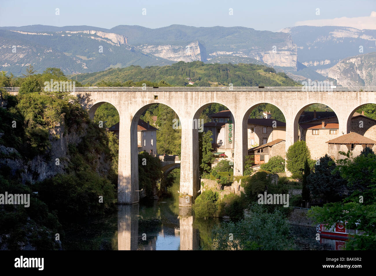 France, Drôme, Saint Nazaire en Royans, le lac artificiel sous l'aqueduc (le canal de la Bourne) construit en 1876 et Banque D'Images