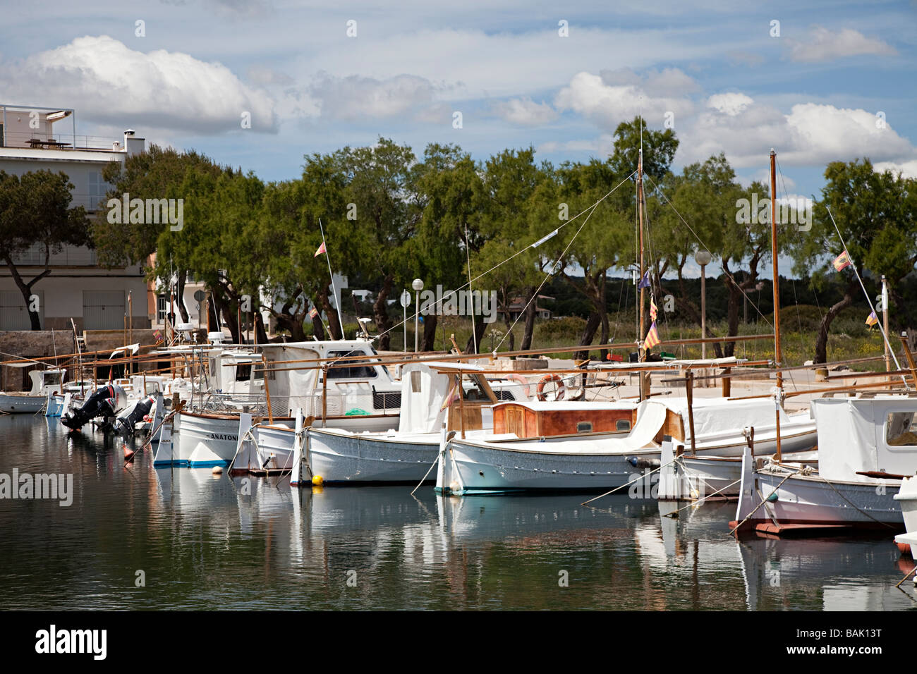 Les bateaux de pêche amarrés dans le vieux port Portocolom Espagne Banque D'Images