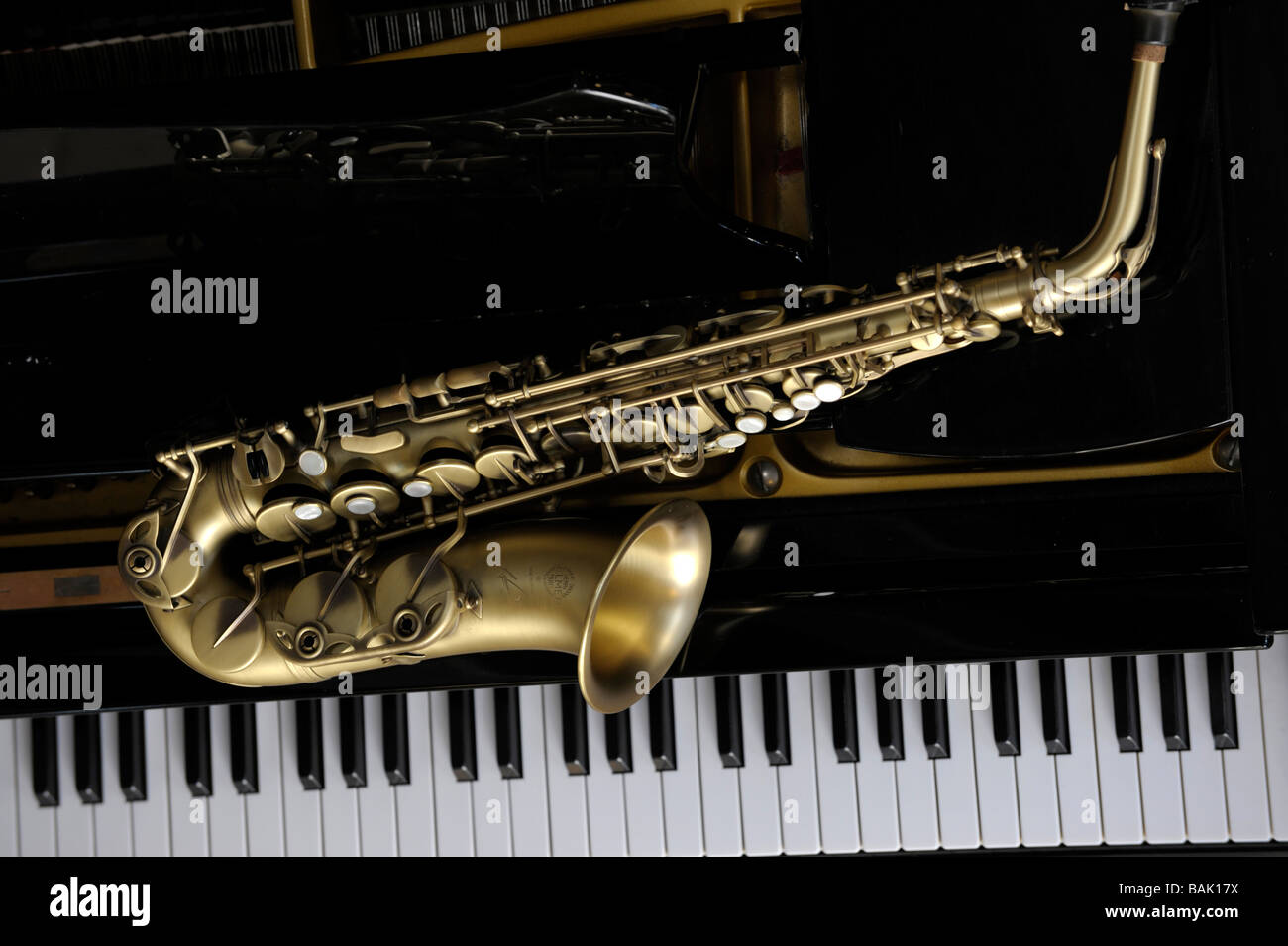 Saxophone Alto couché sur un grand piano Photo Stock - Alamy