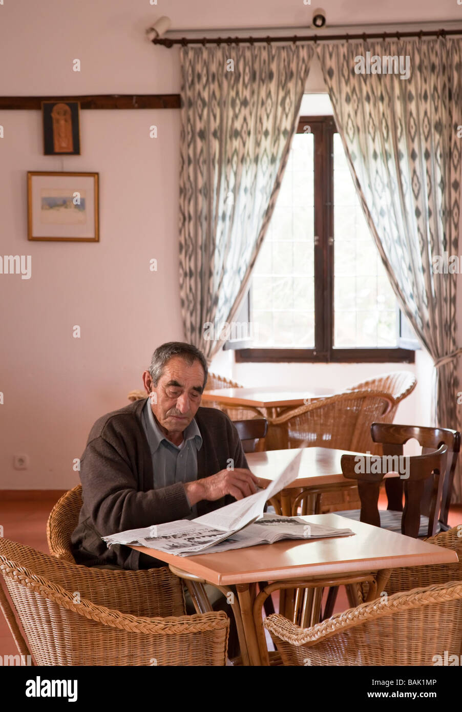 Old Man reading newspaper in cafe Arta Majorque Espagne Banque D'Images