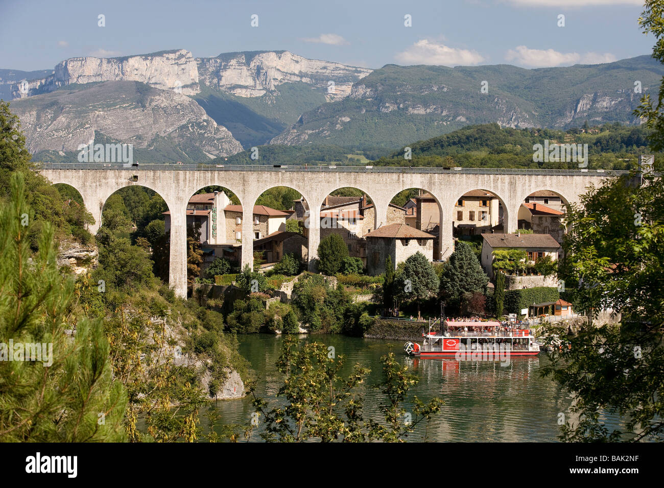 France, Drôme, Saint Nazaire en Royans, le lac artificiel sous l'aqueduc (le canal de la Bourne) construit en 1876 et Banque D'Images