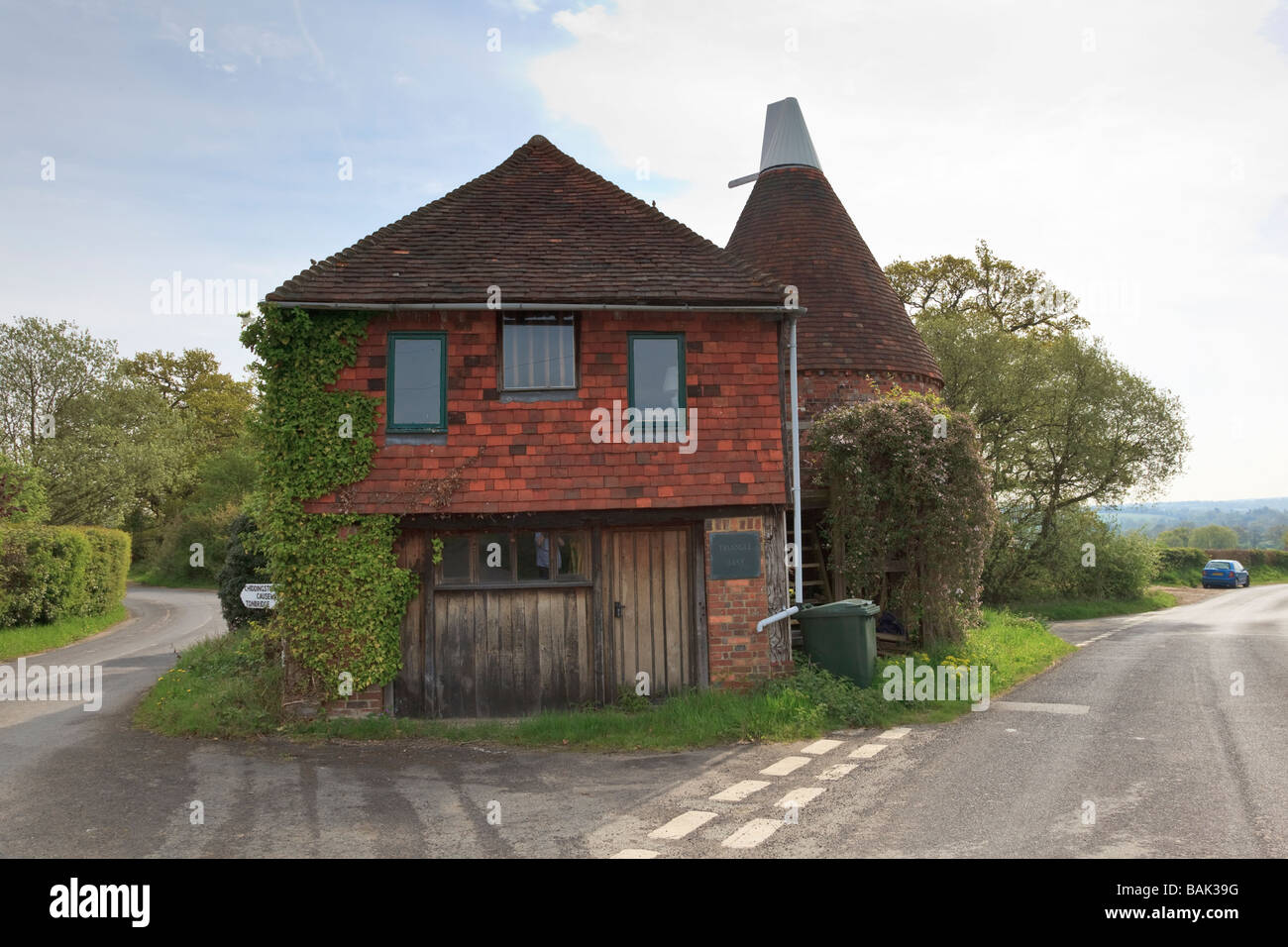 Oast Triangle, situé sur une route à trois voies junction près de Chiddingstone, Kent. Maintenant converti à l'habitation Banque D'Images