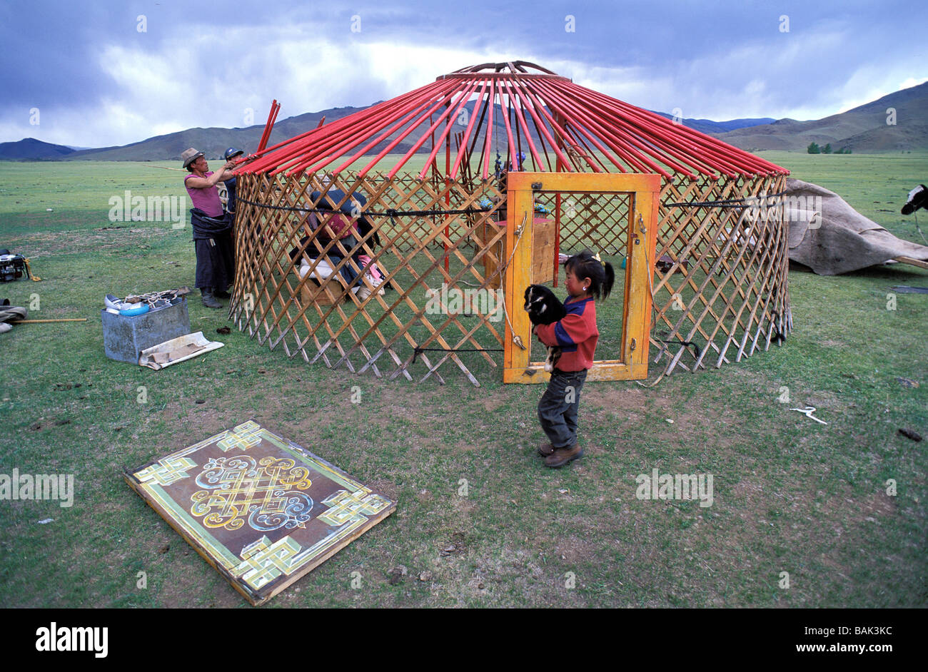 La Mongolie, province Arkhangai, le montage d'une yourte, nomades Banque D'Images