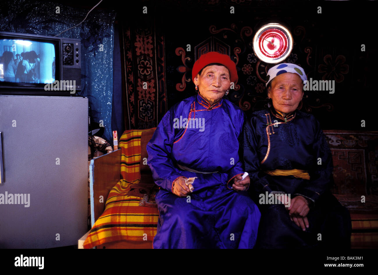 La Mongolie, province Arkhangai, vieilles femmes nomades à l'intérieur d'une yourte Banque D'Images