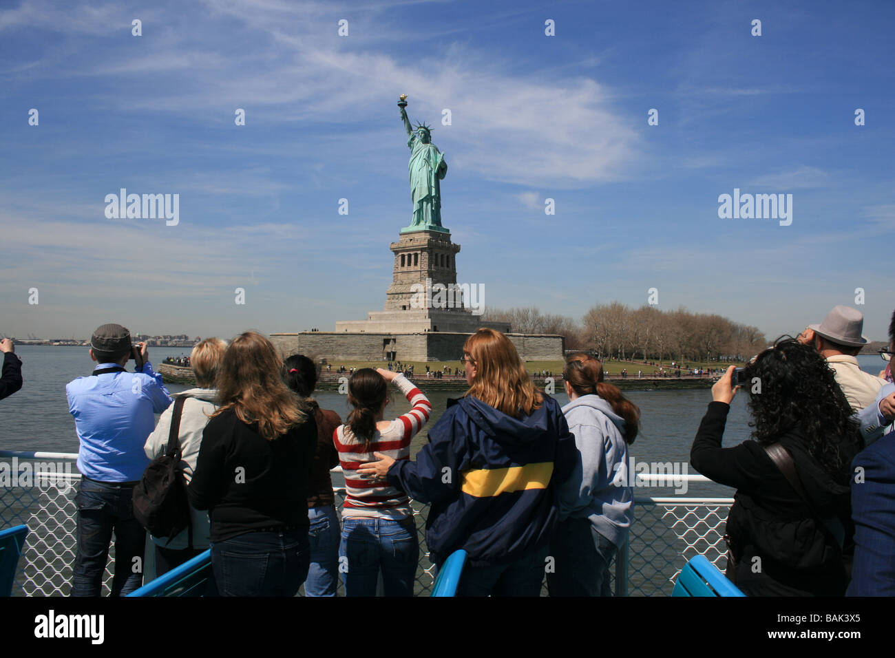 Les touristes de prendre des photos de la Statue de la liberté. Banque D'Images