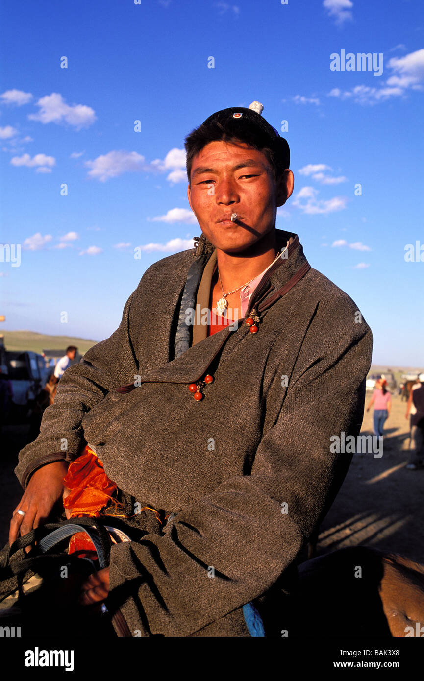 La Mongolie, province Arkhangai, portrait d'un jeune nomade man smoking a cigarette Banque D'Images