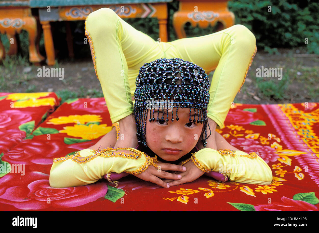 La Mongolie, Oulan Batar, École de Contosionists, petite fille trainning Banque D'Images